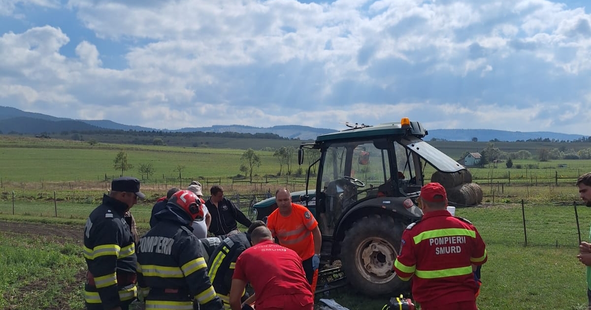 Traktor alá szorult férfin segítettek